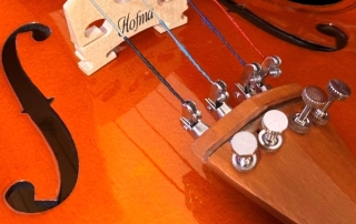 detalhe-violino-hofma-estandarte-cavalete-cutout cavalete violino Hofma, tampo violino Hofma