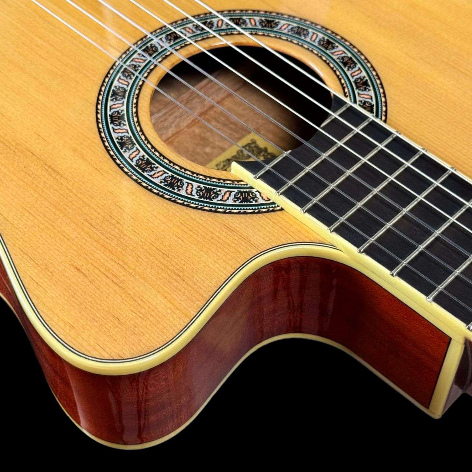 hmc225-violao-classico-flat-hofma-hmc225-nt-natural-detalhe4 lateral do violão flat HMC 225F, roseta de violão Hofma