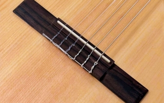 viol&atilde;o classico para canhoto eletroacustico com cordas de n&aacute;ilon hofma hmc225 nt lh detalhe cavalete