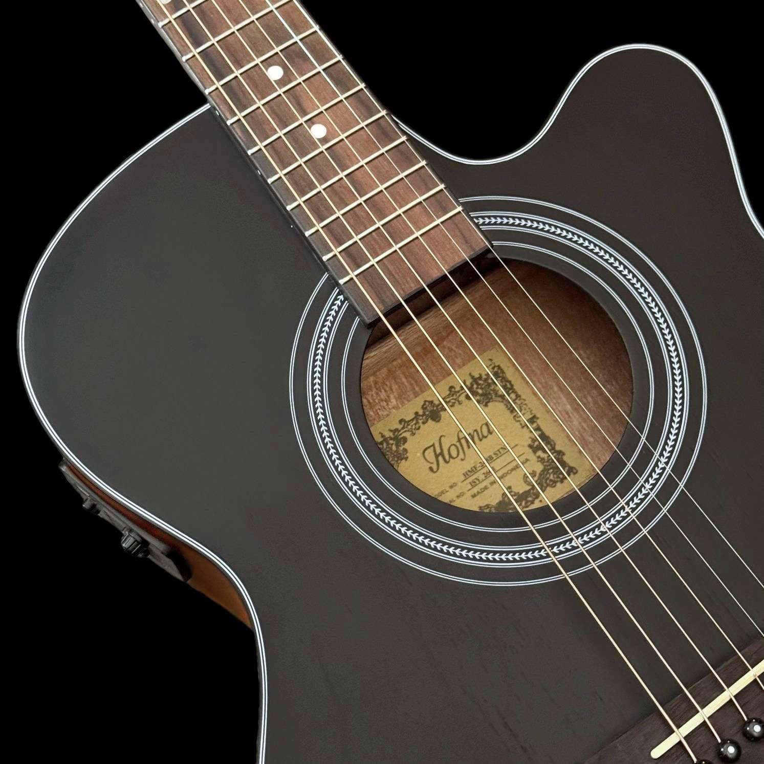hmf248b-violao-folk-eletroacustico-tampo-preto-hofma-preto-natural-acetinado-detalhe01 violão folk eletroacústico tampo preto acetinado hofma hmf248b detalhe tampo e braco