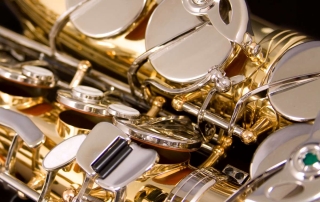 saxofone alto laqueado com chaves niqueladas eagle pro series sa500 ln