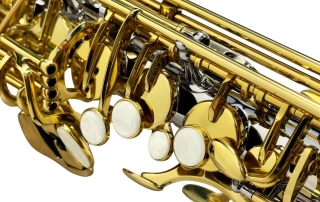 sa500-saxofone-alto-eagle-sa500-nl-niquelado-chaves-laqueadas-douradas-detalhe