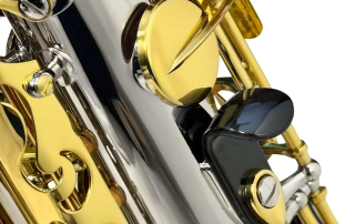 sa500-saxofone-alto-eagle-sa500-nl-niquelado-chaves-laqueadas-douradas-detalhe