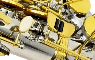 sa500-saxofone-alto-eagle-sa500-nl-niquelado-chaves-laqueadas-douradas-detalhe2