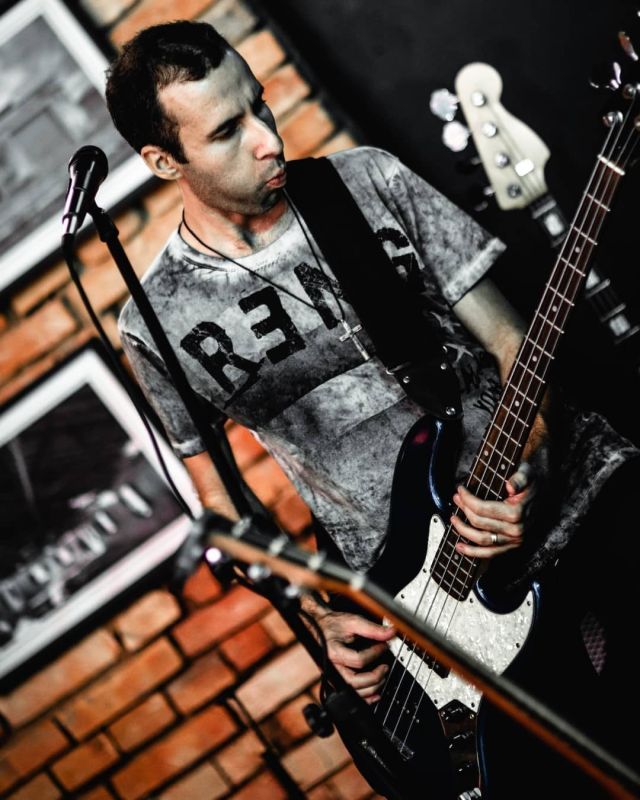 Reposted from @jthiagocapitani Tocando com a @followdreamsoficial  no @galpao58 no último sábado!! Nessa foto, o meu primeiro baixo, um Eagle SJB afinado em drop D!!  📸 @eigi.iwasaki 
🎸 @eagle.musical
@followdreamsoficial
@galpao58  #followdreamsoficial #galpão58 #bass #bassguitar #bassman #bassplayer #baixo #baixista #bajo #bassist #basso #4strings