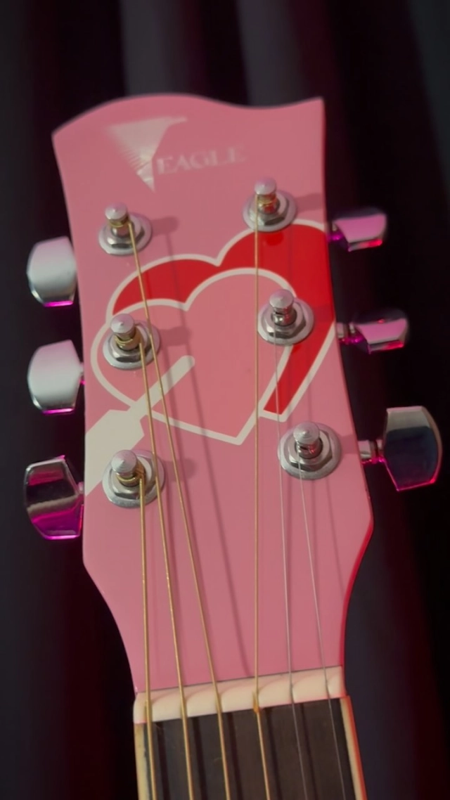 Neste Dia dos Namorados, celebre quem faz o seu coração bater em outro ritmo. 💓  O amor, assim como a música, tem o poder de transformar, de inspirar, de fazer a vidavibrar em novas melodias.  Eagle - Asas para o seu talento.Feliz Dia dos Namorados! ✨  #eagle #hofma #música #instrumentosmusicais #violão #amor #namorados