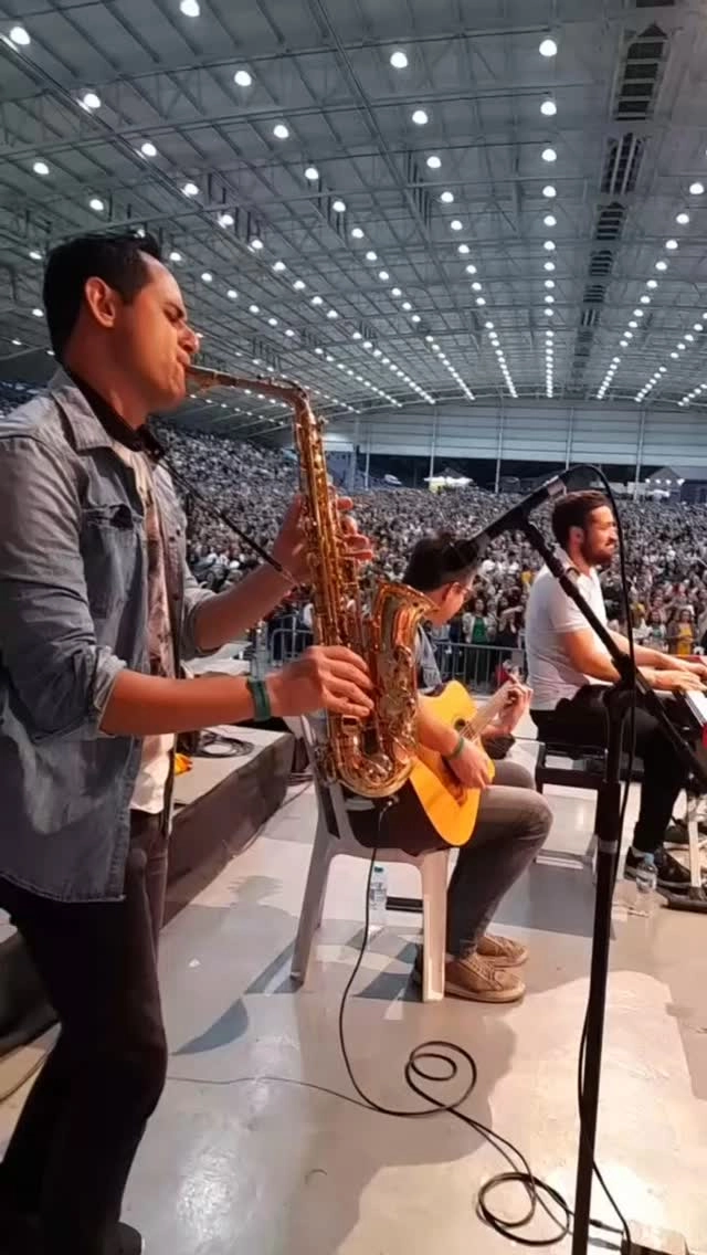 O saxofonista Fábio Rabello mostra toda a sua musicalidade em uma apresentação especial no Rincão da Canção Nova, tocando com um dos nossos saxofones Eagle série Master.  Com timbre encorpado, projeção potente e afinação precisa, a série Master oferece a resposta que músicos exigentes buscam — ideal para grandes palcos como este.  Assista e sinta a diferença de um instrumento feito para a performance.  Eagle – Asas para o seu talento. 🦅  #eagleinstrumentos #saxofoneeagle #saxeagle #saxofone
