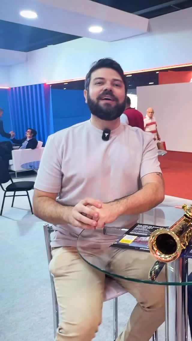 Imagina o susto: o sax de @marquinhosax foi parar debaixo de uma caminhonete! 🚙💥  O estojo do instrumento sofreu mas cumpriu sua função e o sax saiu intacto, pronto pra continuar espalhando música por onde passa. 🎷  Nós pensamos em cada detalhe para que você possa transportar o seu instrumento com muita segurança e qualidade!😉  🦅 Eagle – Asas para o seu talento.  #eagle #eagleinstrumentos #saxofoneeagle #saxeagle #saxofone #sax #instrumentosmusicais