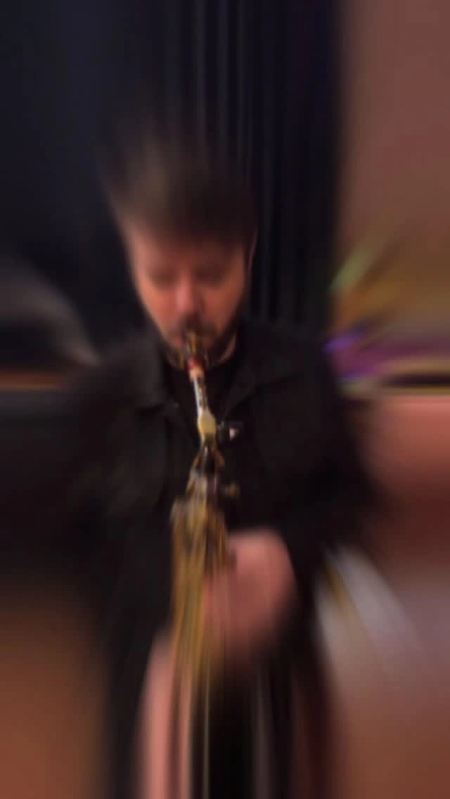 O plano era só dublar… mas o som do Eagle faz qualquer um querer aprender de verdade 😂🎷  É assim que a música começa: com curiosidade, com emoção e com um som que inspira. 😉  E se for com um sax Eagle, o primeiro passo já vem com afinação e personalidade. 🦅  #eagle #eagleinstrumentos #saxofoneeagle #saxeagle #saxofone #sax