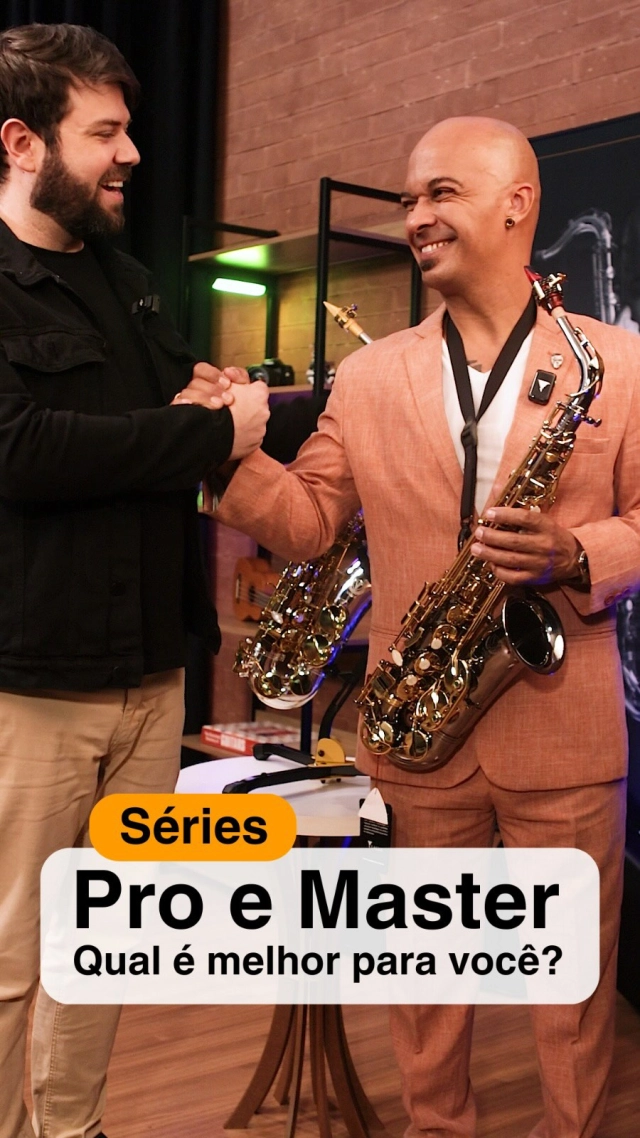 Nos modelos Master Series e Pro Series, o som, o acabamento e a projeção elevam a experiência do músico a outro nível.  Mas o que muda entre eles? 🤔
No vídeo, o nosso artista @marquinhosax mostra as principais diferenças entre as duas linhas e explica como cada uma se adapta ao estilo e necessidade de quem toca.  E pra quem quer começar no instrumento ou não pretende investir tanto agora, ele apresenta uma excelente alternativa: o saxofone @hofmamusical , um modelo com a mesma confiabilidade e qualidade sonora que fazem da Eagle uma das marcas mais respeitadas do mercado.  Porque seja com Eagle ou Hofma, a música sempre encontra o seu melhor som. 🎶  🦅 Eagle – Asas para o seu talento.  #saxofoneeagle #saxofonehofma #saxeagle #saxofone #sax #eagleinstrumentos