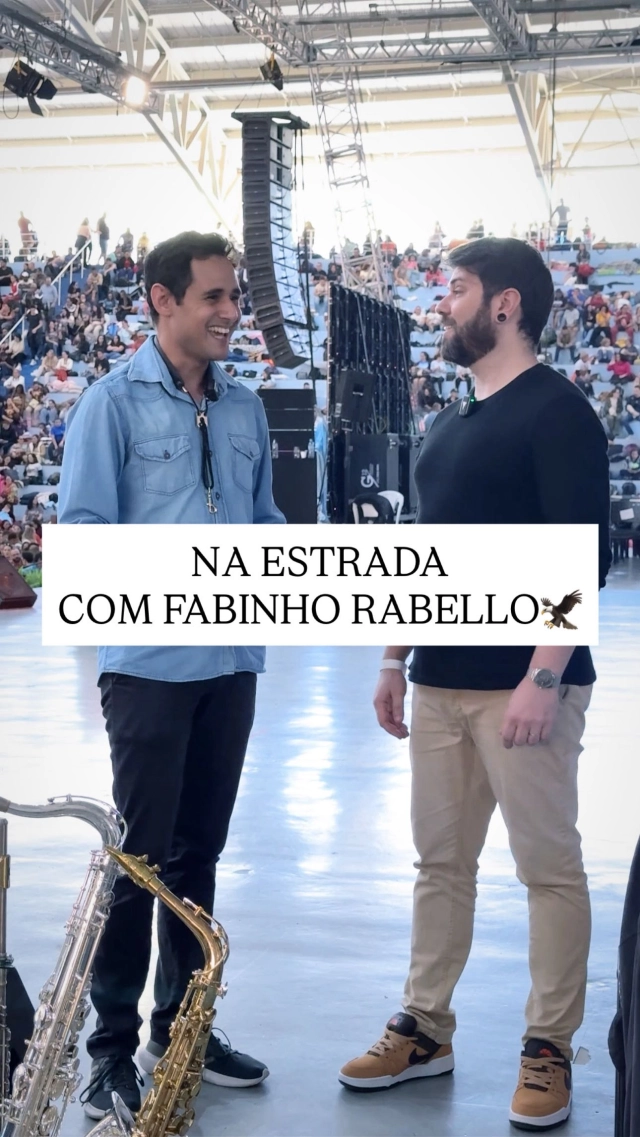 Toda trajetória tem um começo, e a do nosso artista @fabinhorabello com a Eagle é cheia de inspiração.No vídeo, ele relembra como o amigo e também artista Eagle, @marquinhosax , foi essencial no início de sua caminhada com o saxofone. 🎷  Foi ali que tudo começou: o primeiro instrumento, as primeiras notas e a descoberta de um som que marcaria sua história. 😉  Hoje, Fabinho leva esse mesmo sentimento e confiança para os palcos, mostrando que a música cresce quando é compartilhada. 🙏🏻  Eagle, asas para o seu talento 🦅  #fabinhorabello #saxofoneeagle #saxeagle #eagleinstrumentos #eagleinstrumentosmusicais #saxofone #eaglenaestrada