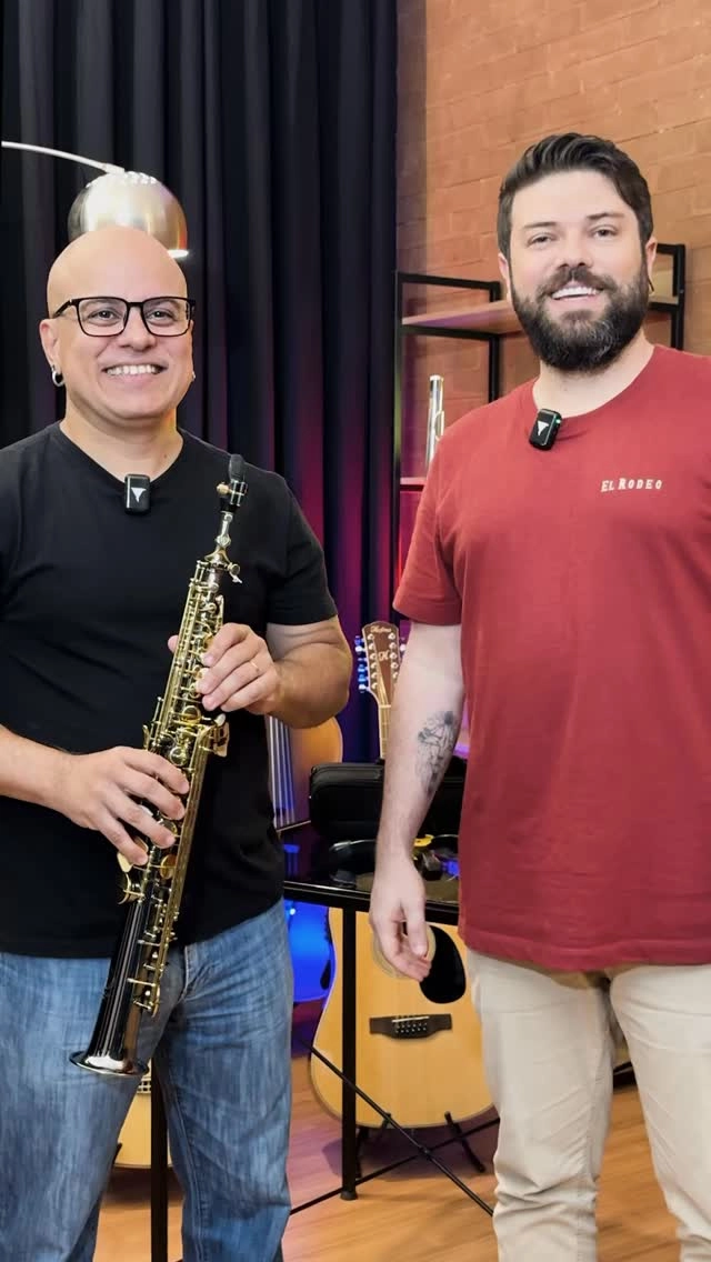 🎷✨ O talento de Marcelus Leone @marcelusleone — que há mais de 8 anos acompanha Ivete Sangalo nos palcos — agora está em sintonia com dois novos companheiros de estrada: o saxofone soprano Eagle SP502 BG, com acabamento ônix, e a flauta Eagle FL03S prateada.  Ambos fazem parte da Série PRO da Eagle, desenvolvida para músicos que vivem da música e exigem o máximo de seus instrumentos. Com afinação perfeita, mecânica precisa e ergonômica, além de uma projeção impressionante, esses instrumentos entregam a resistência necessária para encarar a rotina intensa de ensaios, gravações e apresentações.  Marcelus faz parte de um seleto e prestigiado cast de artistas Eagle, ao lado de @zecanuto (Roupa Nova), @ubaldoversolato (Roberto Carlos), @denilsonmartins (Fábio Jr. / Di Ferreiro / Glória Groove), @marquinhosax , @fabinhorabello e @fabiocostasax , grandes músicos que utilizam e comprovam a qualidade superior dos instrumentos Eagle.  🎶 Eagle Série PRO — feita para quem faz da música sua profissão.  #eagle #eagleinstrumentos #saxeagle #saxofoneeagle #saxofone #sax #marcelusleone