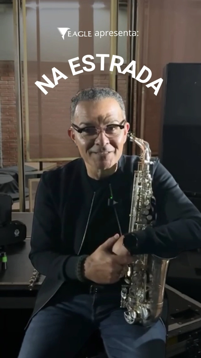 🎷 Na Estrada com Zé Canuto  Viajar o Brasil com o Roupa Nova é uma verdadeira maratona musical, e o saxofonista Zé Canuto sabe bem disso. 🚚✨  No vídeo, ele conta como seus instrumentos Eagle estão sempre com ele, enfrentando longas viagens, mudanças de clima e até a correria de dois caminhões cheios de equipamentos.  Mesmo com toda essa logística, o som chega impecável em cada cidade — pronto para emocionar o público noite após noite. 🎶
Isso é o que faz a diferença entre um instrumento comum e um companheiro de estrada em que o músico pode confiar.  #eagle #eagleinstrumentos #saxeagle #saxofoneeagle #zecanuto #roupanova #instrumentos #naestrada