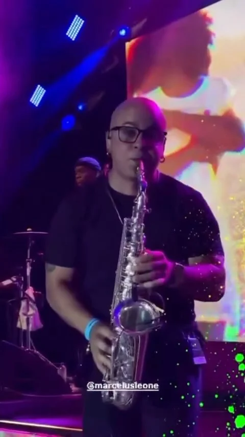 Quando o palco é gigante, o instrumento precisa estar à altura 🎷  @marcelusleone , saxofonista da banda da Ivete Sangalo, mostra ao vivo a qualidade incrível dos saxofones EAGLE.  Afinação precisa, projeção poderosa e confiança total para quem toca em nível profissional. 😉  É no palco, diante do público, que a verdade aparece!  Eagle, asas para o seu talento! 🦅