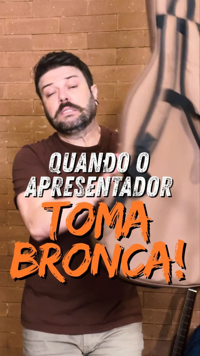 Quando o apresentador leva uma bronca… 🎸😅  Não é drama, é cuidado com o violão!
Guardar o instrumento do jeito certo faz toda a diferença na durabilidade, no som e na conservação.  A bag que acompanha os violões EAGLE não é só pra transporte.
Ela protege, facilita o dia a dia e ainda leva seu violão com segurança e elegância pra qualquer lugar. 😉  Violão bem cuidado é violão que acompanha você por muitos anos.
E a EAGLE já pensa nisso desde o primeiro acorde.  Eagle, asas para o seu talento! 🦅  #eagle #eagleinstrumentos #eagleinstrumentosmusicais #violão