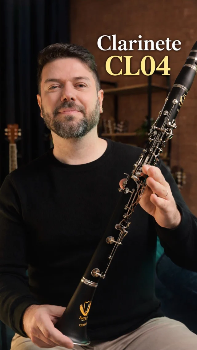 O Clarinete Eagle CL04 foi pensado para quem valoriza tradição, precisão e conforto ao tocar.
Seu acabamento cuidadoso, a afinação precisa e a excelente ergonomia fazem do CL04 um instrumento prazeroso em todos os momentos, do estudo às apresentações.  Com mecanismos resistentes e uma tocabilidade suave, ele entrega segurança, controle e musicalidade em cada detalhe.
É aquele tipo de instrumento que acompanha sua evolução e faz você querer tocar mais, todos os dias. 😁  O CL04 é indicado por músicos e professores para quem deseja ter um instrumento de qualidade! 😉  Eagle, asas para o seu talento! 🦅  #eagle #eagleinstrumentos #eagleinstrumentosmusicais #clarineteeagle #clarinete