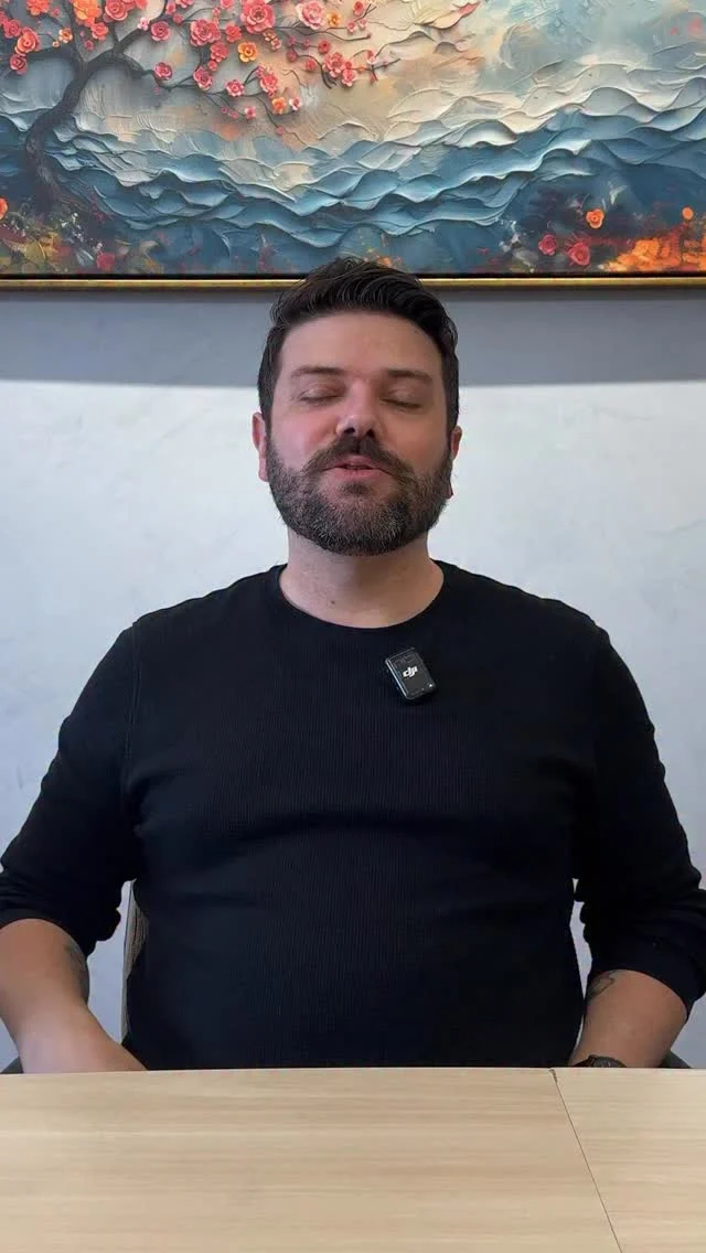 Hoje a Eagle teve a honra de receber @ubaldoversolato 
Entre um café e boas conversas, ele veio buscar o saxofone que vai acompanhá-lo na próxima turnê pelos Estados Unidos e México, ao lado de Roberto Carlos.  Nesse encontro, Ubaldo compartilhou uma de suas histórias na música — daquelas que mostram, sem precisar explicar muito, a competência, a sensibilidade e a trajetória de um grande músico.  Este é só o começo.
Em breve, uma série de vídeos onde Ubaldo Versolato vai dividir experiências, aprendizados e histórias que a música construiu ao longo dos anos.  Fique ligado. 🎷  Eagle, asas para o seu talento! 🦅  #eagle #eagleinstrumentos #saxofoneeagle #ubaldoversolato