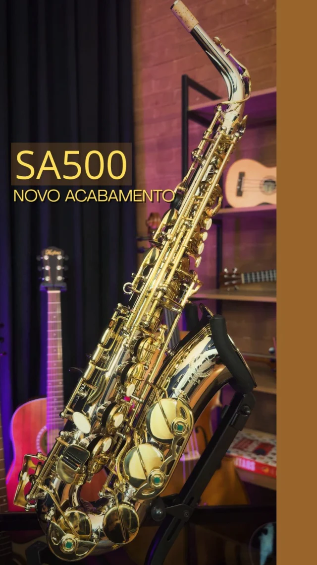 O Eagle SA500 acaba de ganhar um novo acabamento que chama atenção logo no primeiro olhar. 🎷
Agora com corpo niquelado e chaves laqueadas em dourado, ele une ainda mais beleza, elegância e presença no palco.  O melhor de tudo?
A qualidade, a afinação e a confiabilidade que já fizeram do SA500 um dos modelos mais queridos da Eagle continuam exatamente as mesmas.  Se você quer sentir esse som de perto e ver esse acabamento incrível ao vivo, vá até uma loja parceira, teste o novo SA500 e descubra por que ele segue sendo uma escolha certa para músicos exigentes.  Eagle, asas para o seu talento! 🦅  #eagle #saxeagle #eagleinstrumentos #saxofone #sax