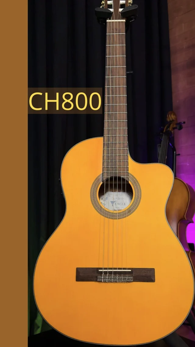 Sabe aquele violão que você toca uma vez e já percebe a diferença? O Eagle CH800 entrega exatamente isso. 😉  Com construção cuidadosa e ótimo equilíbrio sonoro, ele oferece um som encorpado, claro e agradável, seja para estudar, tocar em apresentações, em casa ou com os amigos. ☺️  O conforto ao tocar facilita a evolução de quem está começando e acompanha muito bem quem já tem experiência. É um instrumento confiável, indicado por músicos e professores que sabem a importância de ter qualidade desde o primeiro acorde. 🎶  Se você está pensando em dar o próximo passo na música, talvez seja a hora de escolher um violão que caminhe com você nessa jornada. 👍🏻  👉 Vá até a loja, experimente o Eagle CH800 e sinta essa diferença de perto.  Eagle, asas para o seu talento! 🦅  #eagle #eagleinstrumentos #violão #instrumentos