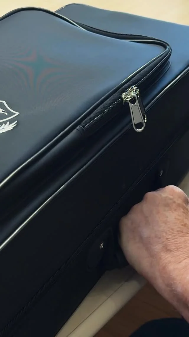 O nosso artista @ubaldoversolato compartilhou suas primeiras impressões sobre o novo Saxofone Master Series da Eagle — o instrumento que vai acompanhá-lo na turnê pelos Estados Unidos e México ao lado de Roberto Carlos.  Em uma turnê internacional, cada detalhe faz diferença. E ter um sax que entrega qualidade, estabilidade e confiança é essencial.  É a Eagle presente em grandes palcos, ao lado de grandes artistas.  🎶 Quer conhecer de perto o novo Master Series? Vá até uma loja parceira e descubra o som que está cruzando fronteiras.  Eagle, asas para o seu talento! 🦅  #eagle #saxofoneeagle #instrumentos #eagleinstrumentos #instrumentosmusicais