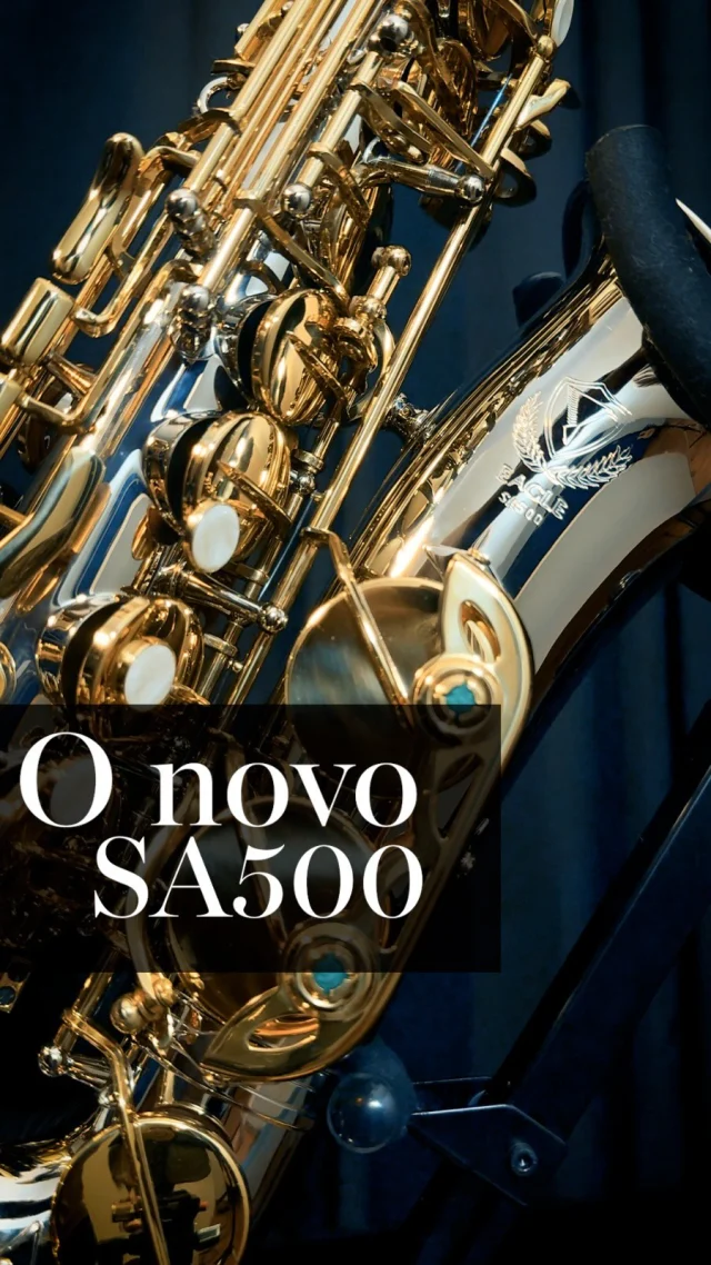 O som que você confia, agora com ainda mais personalidade. 🎷✨  O Saxofone Eagle SA500 apresenta o novo acabamento NL: corpo niquelado com chaves laqueadas douradas, uma combinação marcante que une elegância, contraste e atitude no palco.  E ele não vem sozinho — o NL se junta às outras opções de acabamento do SA500, cada uma com sua própria identidade, para que você escolha aquela que mais combina com o seu estilo.  Tudo isso com a mesma qualidade reconhecida e aprovada dos instrumentos Eagle: construção robusta, mecânica precisa e sonoridade equilibrada para encarar ensaios, estudos e apresentações com confiança.  Qual é a sua personalidade sonora? 🔥  Eagle, asas para o seu talento! 🦅  #eagle #saxofoneeagle #eagleintrumentos #saxofone #instrumentosmusicais