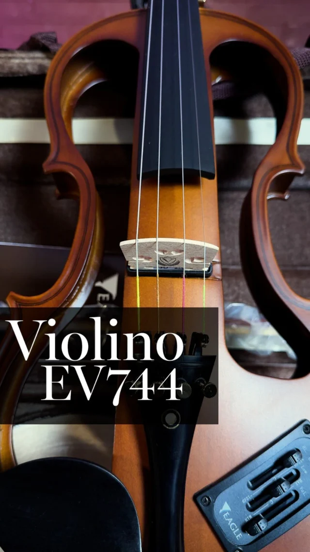 O Violino Elétrico Eagle EV744 tem captação piezo sob o cavalete, saída para amplificador e entrada para fone de ouvido. Você pode estudar em silêncio ou tocar amplificado em igreja, evento ou apresentação, com controle de volume e equalização direto no instrumento.🎻  Além disso, já acompanha arco e estojo térmico, entregando um conjunto completo e pronto para uso.😉  Se você quer praticidade, versatilidade e a confiança de um instrumento Eagle, esse modelo foi feito para você.  Eagle,asas para o seu talento! 🦅  #eagle #violinoeagle #eagleinstrumentos #instrumentosmusicais #violino