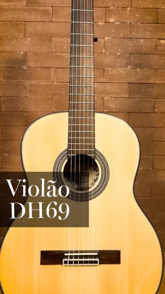 Alguns violões atravessam o tempo e continuam inspirando músicos.  O DH69 da Eagle é um desses modelos. Um clássico da marca, conhecido pela sonoridade equilibrada, conforto ao tocar e construção com madeiras tradicionais.  Com tampo em abeto, fundo e laterais em mogno e escala em jacarandá, ele entrega um som quente, definido e muito agradável nas cordas de nylon.  No vídeo, o artista @caiocaetan interpreta a música Aquarela, mostrando toda a musicalidade e a beleza sonora desse instrumento que já faz parte da história de muitos músicos.  Um violão que atravessa gerações e continua sendo escolha de quem valoriza som, conforto e tradição.  Talvez esteja na hora de ter um DH69 da Eagle nas suas mãos.  Eagle, asas para o seu talento!  #eagle #violãoeagle #eagleinstrumentos #violão #instrumentosmusicais