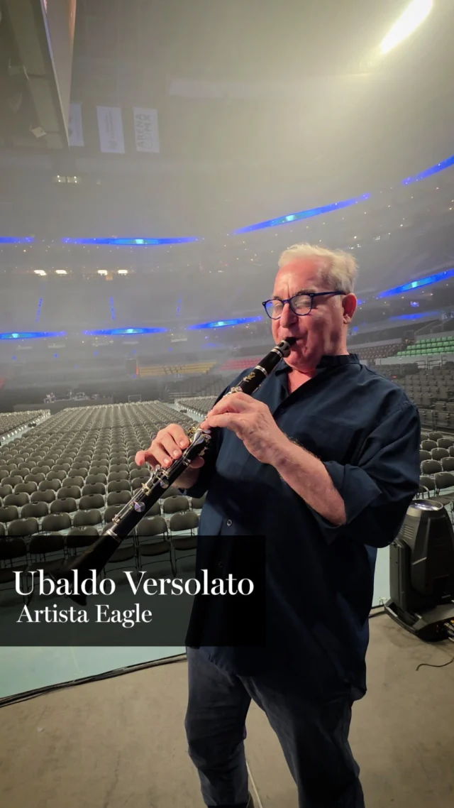 Direto da Cidade do México 🇲🇽  Nosso artista @ubaldoversolato está vivendo um momento especial ao lado de Roberto Carlos, e esse também é o palco de estreia do seu novo clarinete Eagle CLR08.  Um instrumento que entrega presença, definição e um som que preenche o ambiente com naturalidade.  É nesse nível que a música acontece: grandes palcos, grandes artistas e um instrumento à altura.  Se você sente a música e quer evoluir de verdade, talvez esteja na hora de dar esse passo também.  Talvez esteja na hora de ter um clarinete Eagle CLR08 nas suas mãos.  Eagle, asas para o seu talento! 🦅  #eagle #clarineteeagle #clarinete #eagleinstrumentosmusicais #instrumentosmusicais