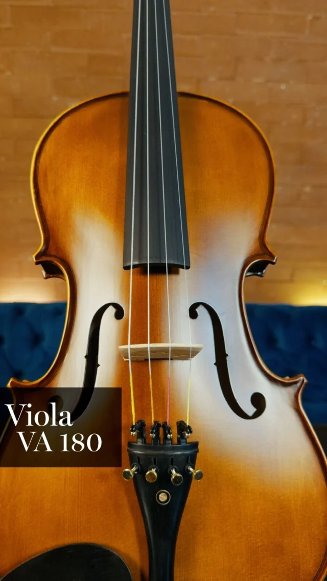 Quando o instrumento evolui, o seu som também muda. 😉  A VA180 da Eagle traz tampo em abeto sólido, corpo em maple e componentes em ébano, entregando mais definição, projeção e segurança ao tocar.  Com arco octogonal com crina animal genuína e estojo super luxo, já vem pronta para quem leva a música a sério.  Um instrumento feito para quem quer dar o próximo passo. 😍  Talvez esteja na hora de ter uma VA180 da Eagle nas suas mãos. 🎻  Eagle, asas para o seu talento! 🦅  #eagle #violaeagle #viola #eagleinstrumentos #instrumentosmusicais