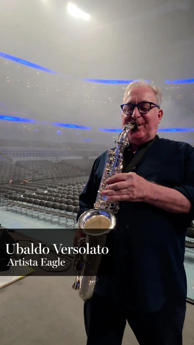 Direto do México 🇲🇽  Nosso artista @ubaldoversolato no palco ao lado de Roberto Carlos, levando sua música ainda mais longe — com o som do saxofone SA 510S Eagle. 😍  Um instrumento que entrega presença, confiança e um som que se destaca em qualquer palco.  É assim que a música acontece de verdade:
grandes momentos, grandes artistas e um instrumento à altura.  Se você quer evoluir e viver experiências como essa, o caminho começa na escolha certa.  Talvez esteja na hora de ter um saxofone SA 510S Eagle nas suas mãos. 😉  Eagle, asas para o seu talento! 🦅  #eagle #clarineteeagle #clarinete #eagleinstrumentosmusicais #instrumentosmusicais