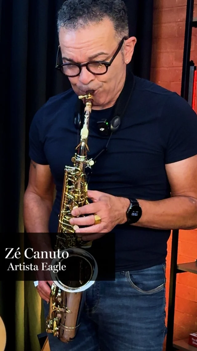 Som é essencial… mas quem sobe no palco sabe: o visual também faz parte do espetáculo. 😉 

O artista @zecanuto explica que não basta ter um instrumento com boa afinação e projeção, o público quer viver uma experiência completa.

O SA500 da Eagle, agora com novo acabamento, entrega exatamente isso:
presença no visual, construção de qualidade e um som confiável que já é reconhecido por músicos em todo lugar.

É o tipo de instrumento que chama atenção antes mesmo da primeira nota… e confirma na hora que você começa a tocar. 🎷 

Se é pra subir no palco, que seja com tudo.

Eagle, asas para o seu talento! 🦅 

#eagle #saxeagle #eagleinstrumentos #zecanuto #saxofone