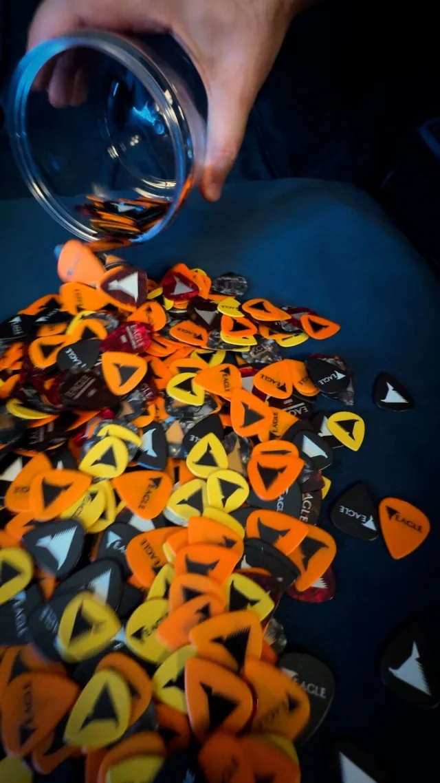 OLHA AS PALHETAAAAAASSS!!! 😂  Dia 22/04, Quarta-feira, vamos abrir uma LIVE aqui no instagram as 11h e o primeiro comentário SEM CURTIDAS vai receber em casa algumas palhetas!!! 😉  Então fique ligado nos comentários do video e use sua criatividade para não perder essas palhetas heim! 🦅