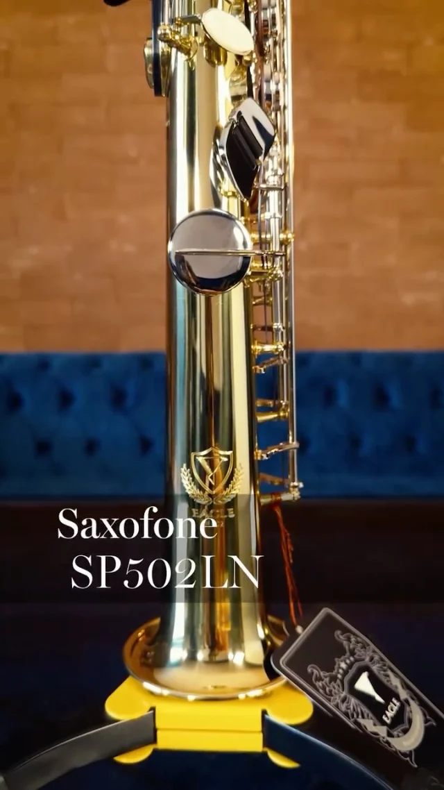 Visual marcante, som forte e presença em cada nota. 🎷  O SP502LN da Eagle entrega excelente projeção, mecânica confortável e uma resposta equilibrada que passa segurança tanto no estudo quanto no palco.  O acabamento com corpo dourado e chaves niqueladas traz ainda mais personalidade para o instrumento, unindo performance e estilo no mesmo sax.  Além disso, acompanha tudel reto e curvo, oferecendo mais possibilidades para o músico explorar diferentes sonoridades.  É aquele tipo de instrumento que chama atenção antes mesmo da primeira nota.  Eagle, asas para o seu talento! 🦅  #eagle #saxofoneeagle #saxeagle #eagleinstrumentos #instrumentosmusicais #saxofone