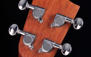 su23me-ukulele-concerto-shelby-su23me-stnt-mogno-acetinado-detalhes-02 ukulele concerto eletroacústico de mogno shelby su23 me detalhe tarraxas