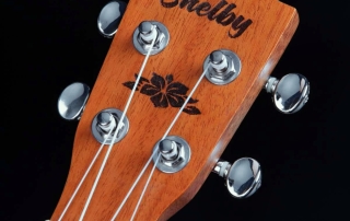 su23me-ukulele-concerto-shelby-su23me-stnt-mogno-acetinado-detalhes-03 ukulele concerto eletroacústico de mogno shelby su23 me detalhe headstock