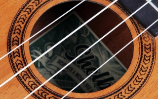 su23me-ukulele-concerto-shelby-su23me-stnt-mogno-acetinado-detalhes-04 ukulele concerto eletroacústico de mogno shelby su23 me detalhe roseta