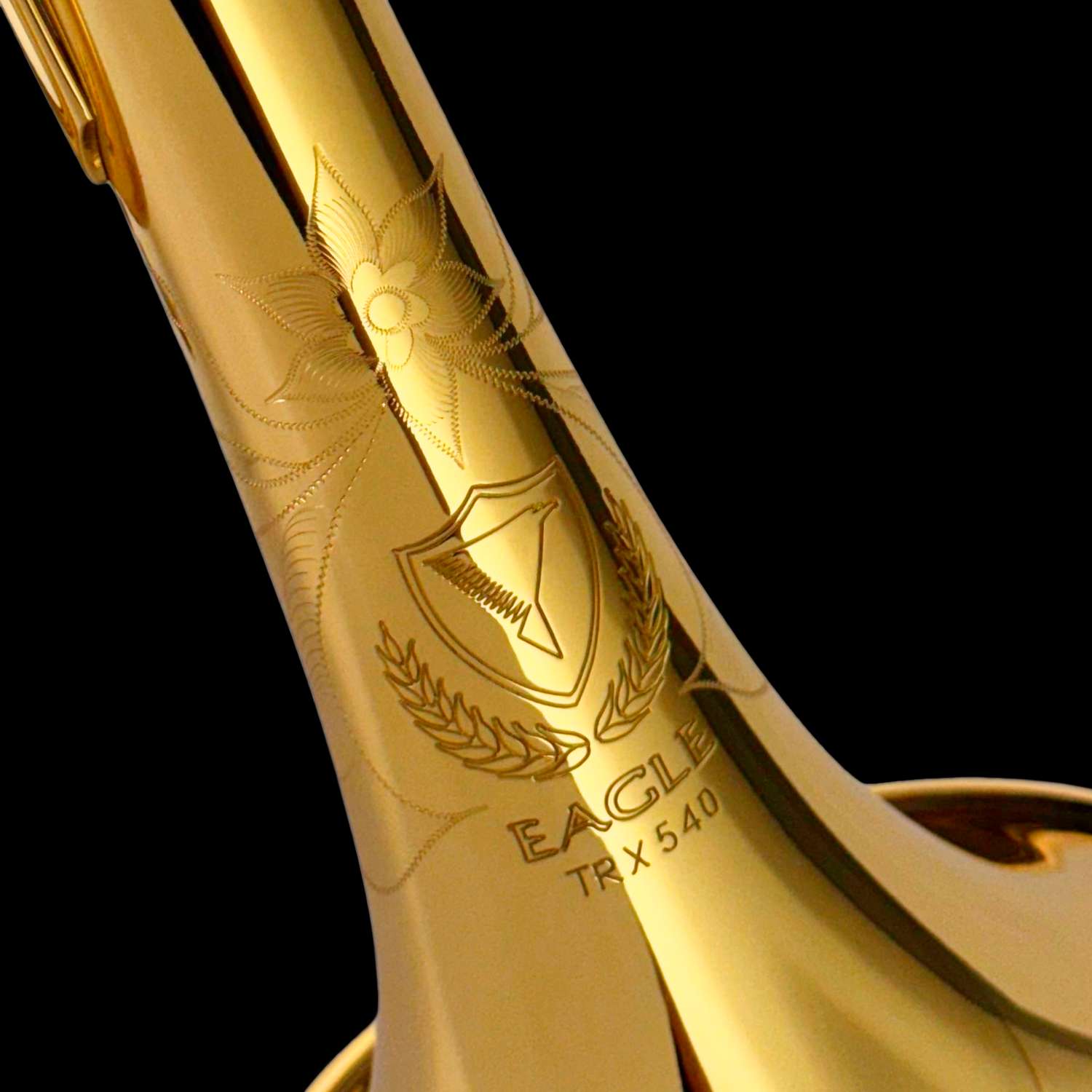 trx540-trompete-serie-master-eagle-detalhe06 trompete laqueado eagle master series trx540 leadpipe bronze 85/15 detalhe campana e engraving