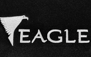 violino-eagle-detalhe-estojo-logo-bordada