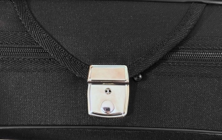 violino-eagle-pro-series-ve421-detalhe-fecho-estojo violino eagle pro series ve421 tranca estojo