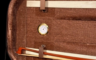 violino-profissional-eagle-concerto-series-vk644-detalhe-higrometro-e-arco violino profissional eagle concerto series vk644 higrômetro