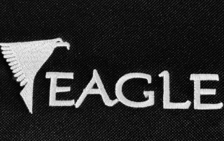 violino-profissional-eagle-master-series-detalhe-logo-bordado violino profissional eagle master series logo bordado